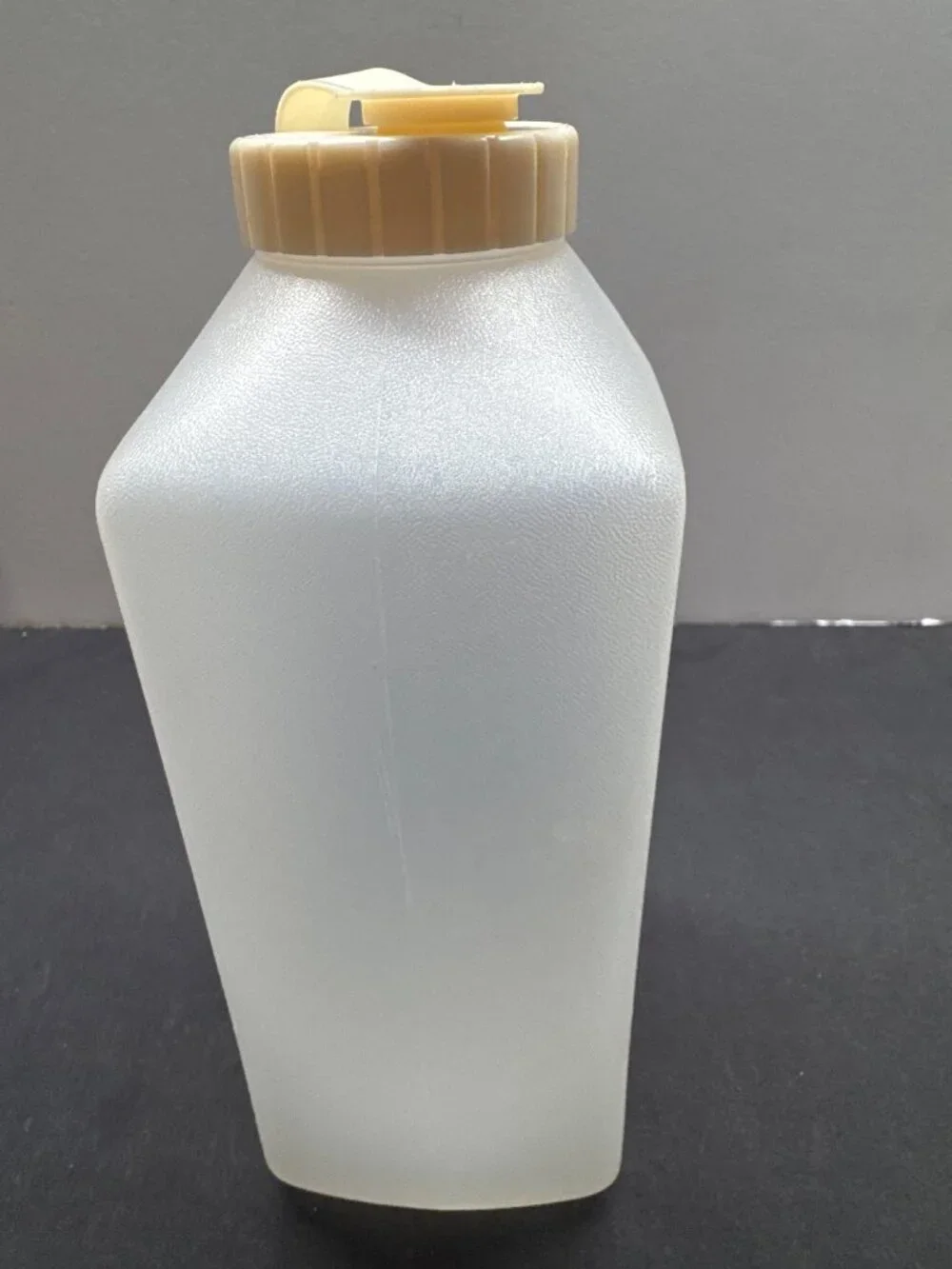 Rubbermaid Vintage Servin Saver 2-Quart Beverage Container Almond Flip-Top Lid D